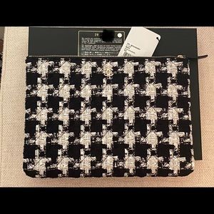 Chanel houndstooth tweed Medium O case Clutch 20S